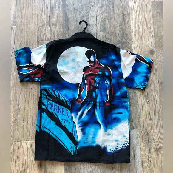 NWT Spider-Man Button Down Short Sleeve Tee Medium